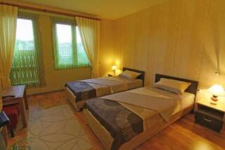 Отель Hotel Asenevtsi Велико-Тырново Двухместный номер с 2 отдельными кроватями и балконом-5